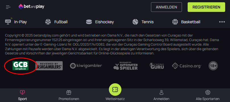 Beispiel für die Platzierung eines Lizenz-Verweises im Website-Footer von Betandplay.
